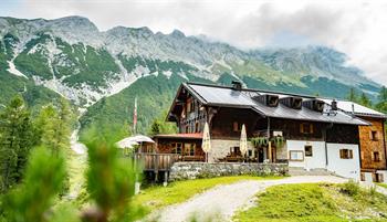 huette-im-karwendelgebirge