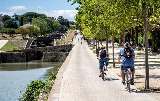 Cyclists on the Canal du Midi