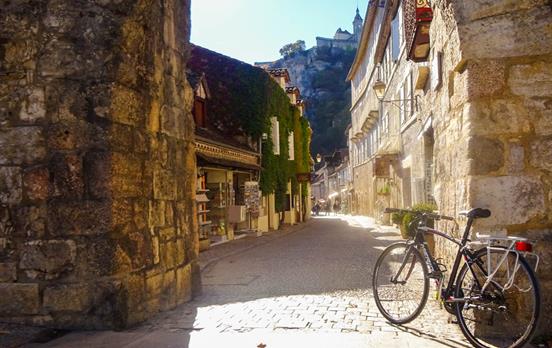 Enjoy the unique villages along the Dordogne River