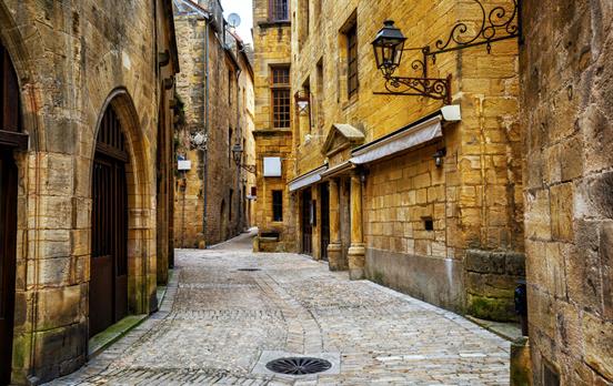 Visit the medieval town of Sarlat le Caneda