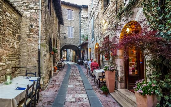 Streetside dining in Assisi