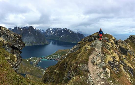 On the way to Reinebringen summit