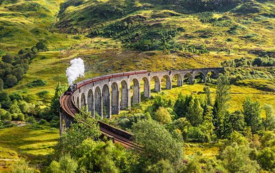 Der Jacobite Steam Train beim Glenfinnan Viaduct