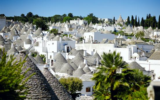 Alberobello&apos;s Trulli in the sunshine