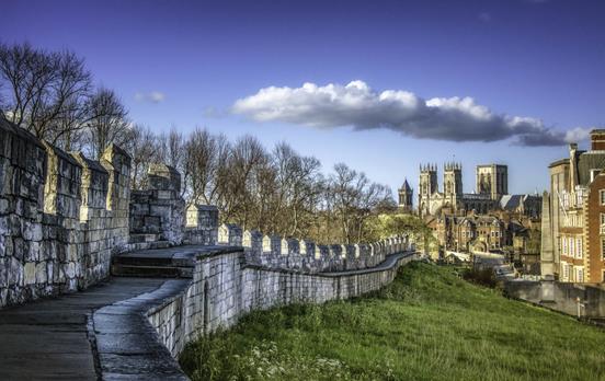 Spaziergang über die Stadtmauer zum York Minster