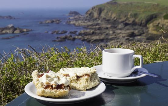 Scones und Tee an Cornwalls Küste