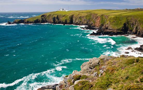 Leuchtend grüne Wiesen und türkisfarbenes Meer