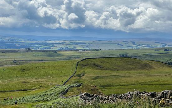 See the wall snake through the countryside