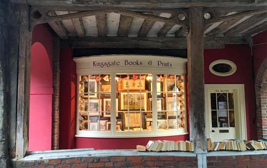 Find cosy shops down hidden lanes in Winchester