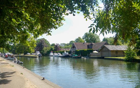 Gentle walking along the Thames Path