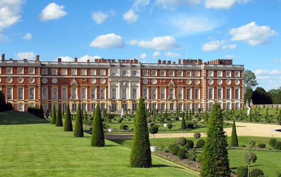 Grandiose Hampton Court Palace