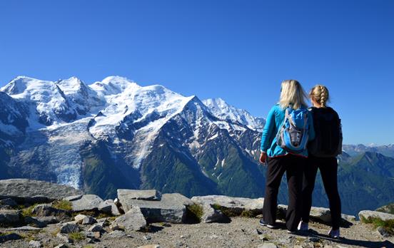 Wanderer schauen auf Mont Blanc vom Le Brevent