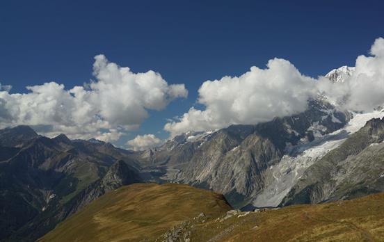 Walking from Rifugio Bonatti to Courmayeur