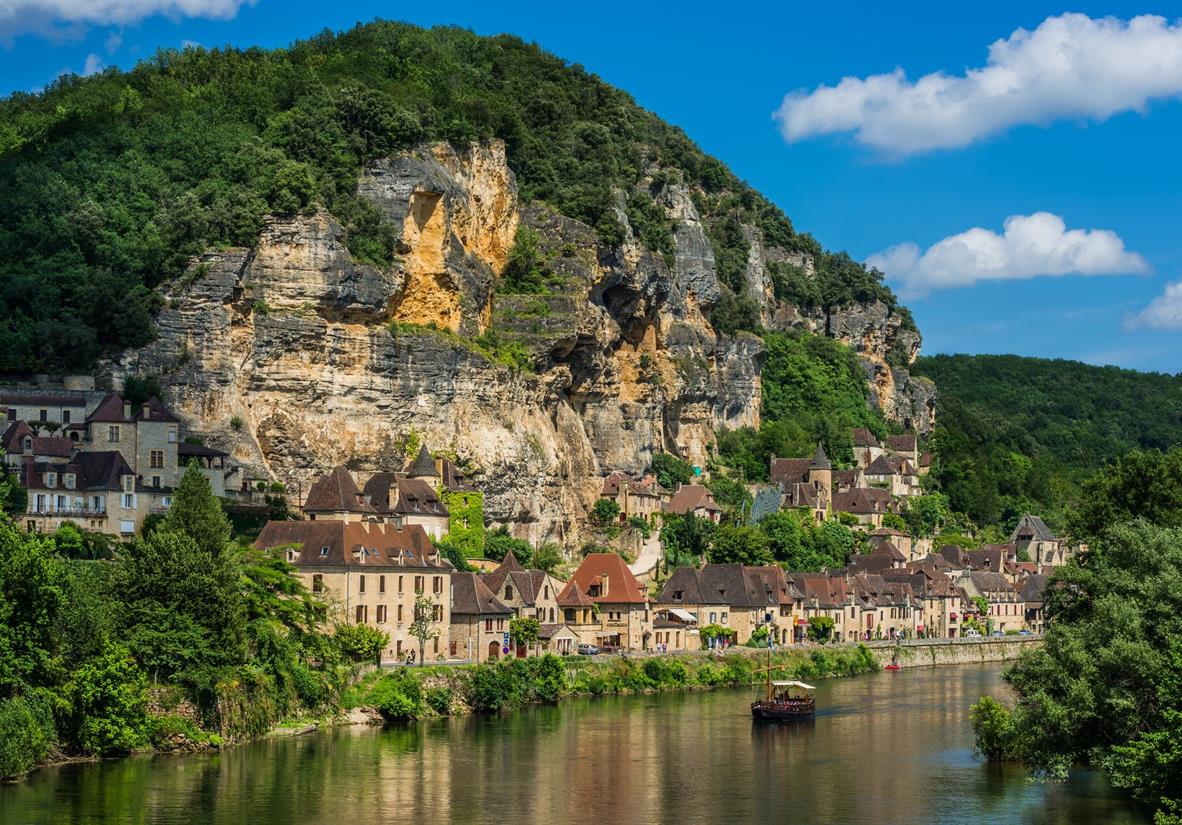 La Roque Gageac over river