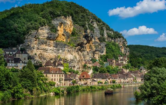 La Roque Gageac over river
