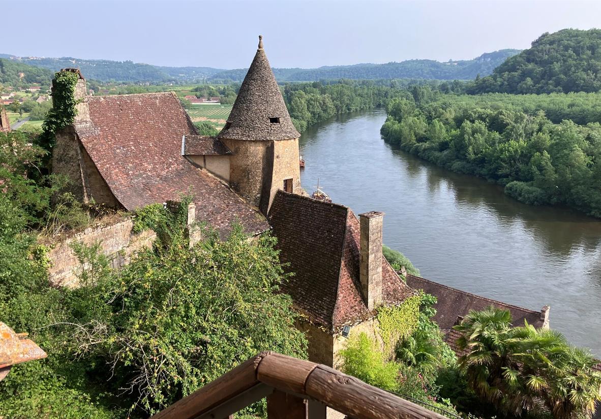 La Roque Gageac - a chateau over the river