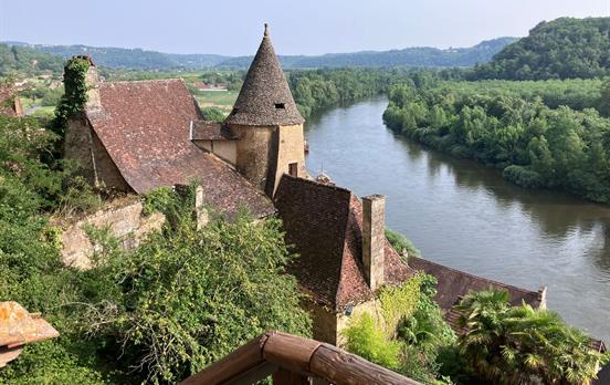 La Roque Gageac - a chateau over the river