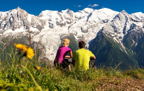 Wanderpaar vor dem Mont Blanc