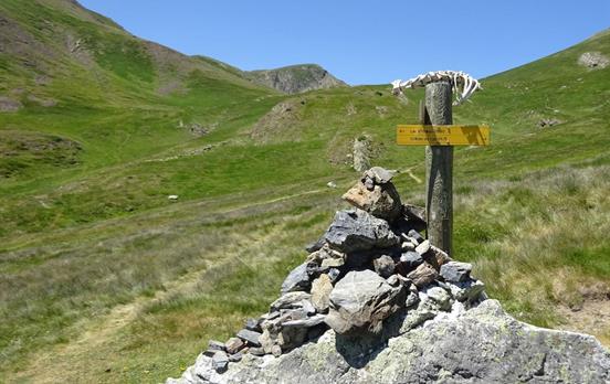 Waymarkers in the Cirque du Lys