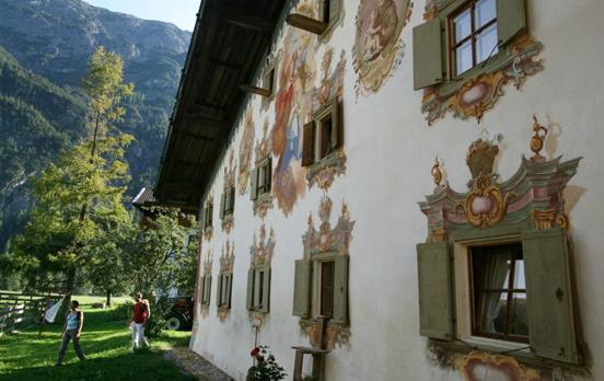 Holzgau's famous painted facades (c) V.Werbegemein