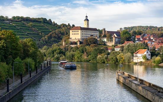 Schleuse bei Gundelsheim und Burg Horneck