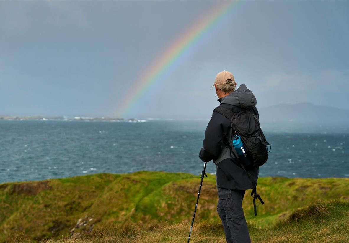 Bunter Regenbogen an der Küste entlang Dingle Way Bunter Regenbogen an der Küste entlang Dingle Way