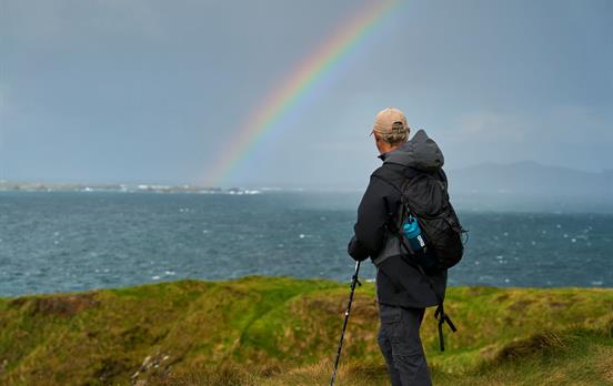 Bunter Regenbogen an der Küste entlang Dingle Way
