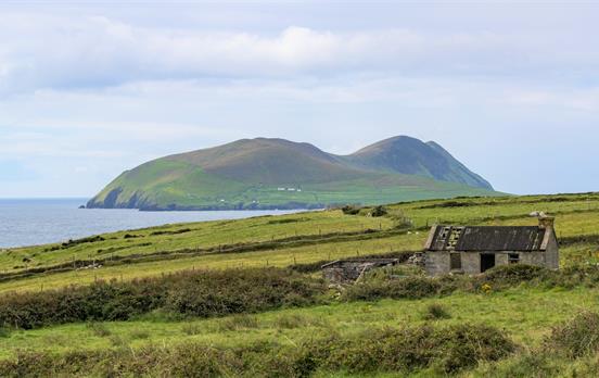 An abandoned cottage and Great Blasket