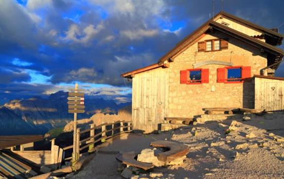 Rifugio Nuvolau - a simple mountain hut