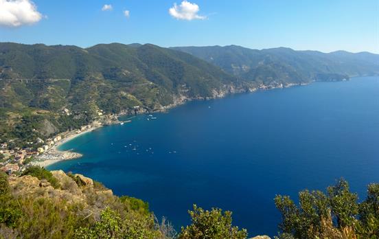 Weitsicht über Küste und Meer