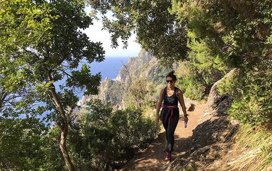 Pittoreske Wanderpfade am Meer entlang