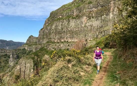 E-Mietwagen vor dem Hotel