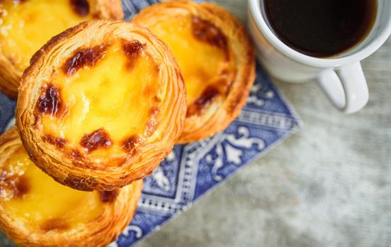 Enjoy a "pastel del nata", a Portuguese speciality
