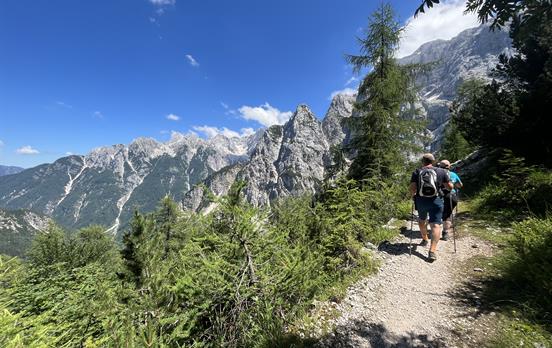 Wanderer auf dem Weg zum Jepzasattel