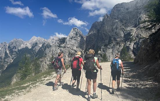 Wanderer auf dem Alpe Adria Trail