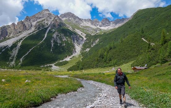 Am plätschernden Gebirgsbach entlang nach Zams