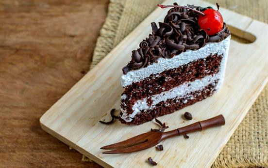 Ein herzhaftes Stück Schwarzwälder Kirschtorte