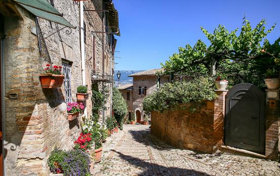Cozy alleyways in Montefalco