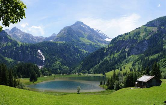 Walk to serene Lauenensee