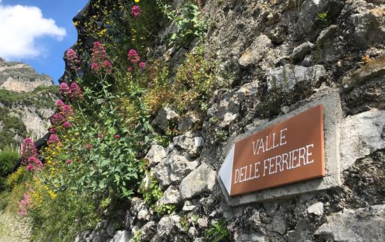 Valle delle Ferriere signs