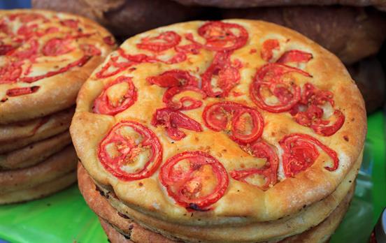 Brotspezialität mit frischen Tomaten
