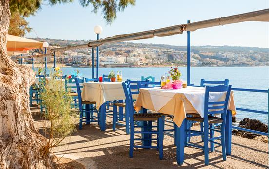 Restaurant mit Blick aufs Meer