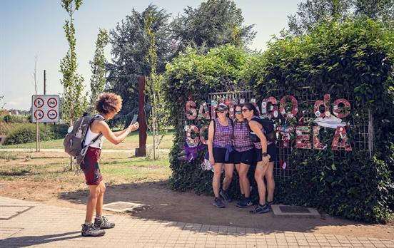 Pilgerin fotografiert andere Pilger vor Santiago