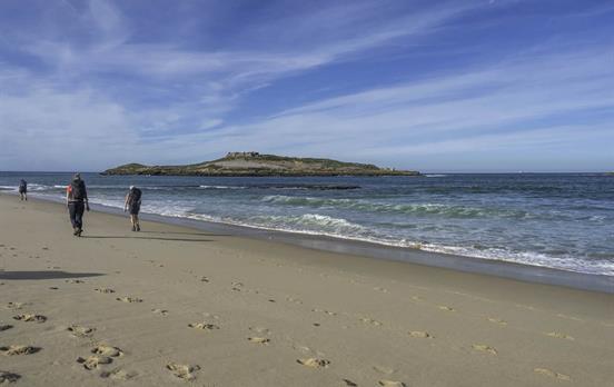 Wandern am Strand in Portugal