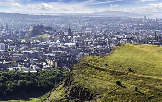 Blick vom Arthur's Seat auf Edinburgh