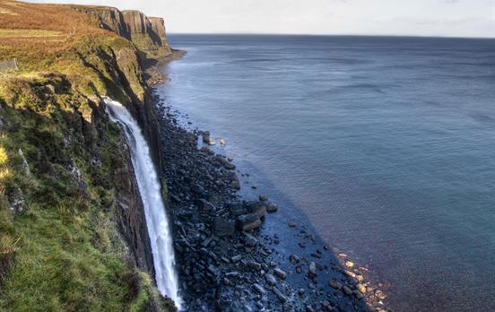 Wasserfall ins Meer