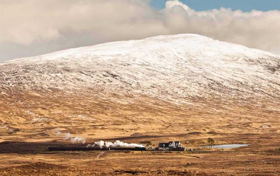 Mit dem Zug durch die einsamen Highlands
