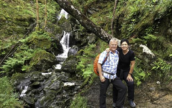 Posieren vorm Wasserfall