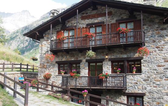 Stay in authentic and cosy Rifugio Prarayer