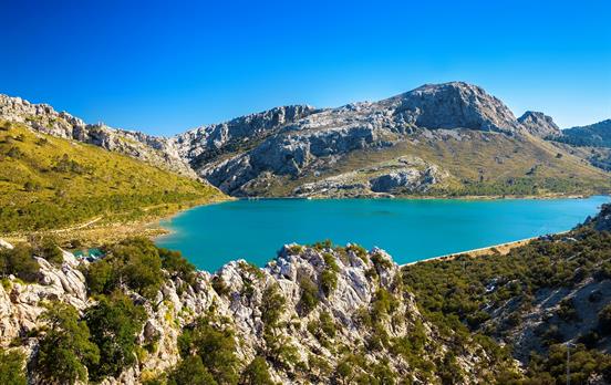 The blue waters of Cuber Reservoir